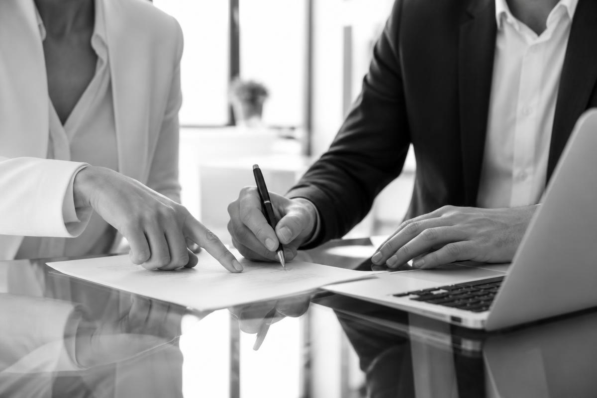 Profesionales firmando documentos en una reunión